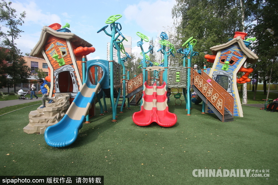 走進(jìn)莫斯科的游樂場休閑區(qū) 兒童玩耍天真爛漫