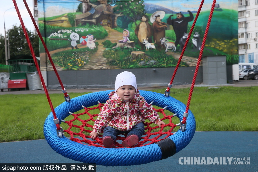 走進(jìn)莫斯科的游樂場(chǎng)休閑區(qū) 兒童玩耍天真爛漫