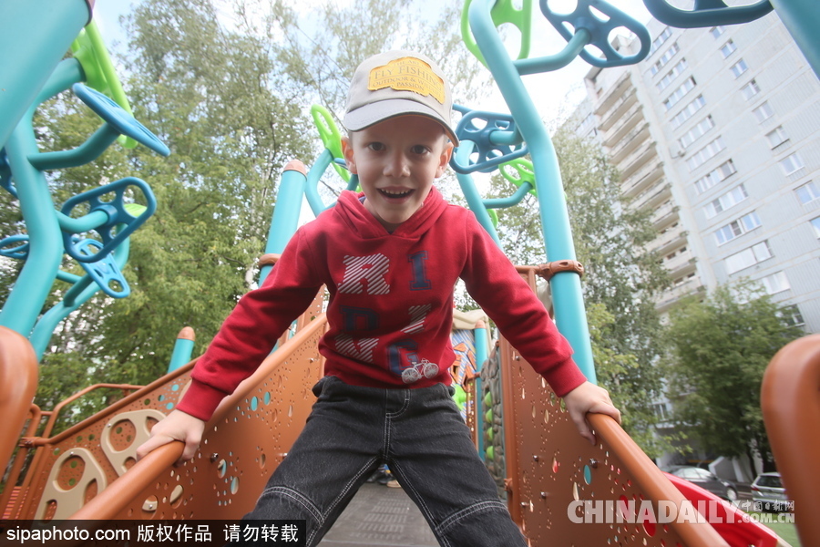 走進(jìn)莫斯科的游樂場休閑區(qū) 兒童玩耍天真爛漫