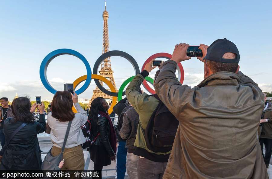 巴黎申奧成功 埃菲爾鐵塔旁奧運五環(huán)吸引眾多游客拍照留念