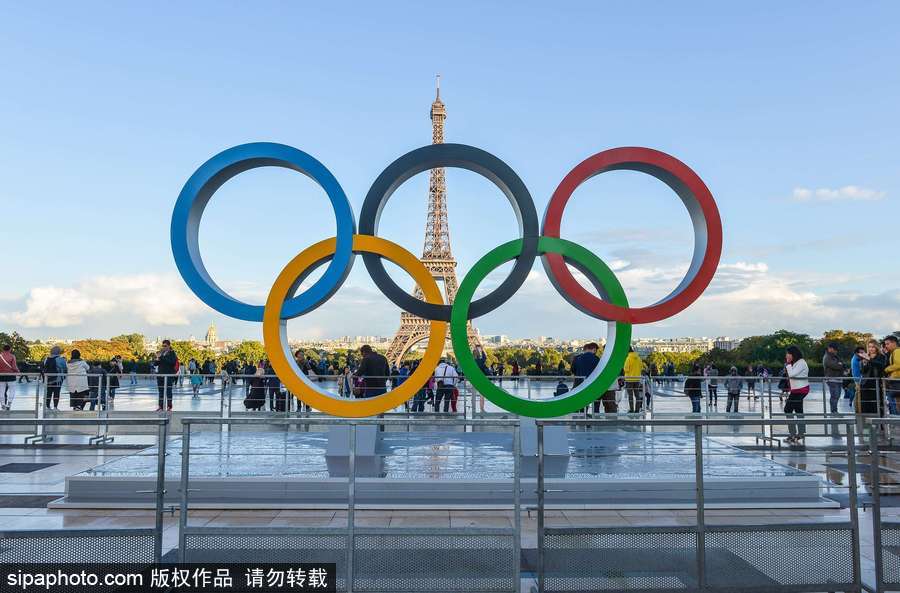 巴黎申奧成功 埃菲爾鐵塔旁奧運(yùn)五環(huán)吸引眾多游客拍照留念