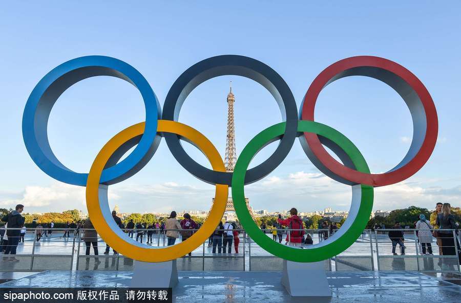 巴黎申奧成功 埃菲爾鐵塔旁奧運五環(huán)吸引眾多游客拍照留念