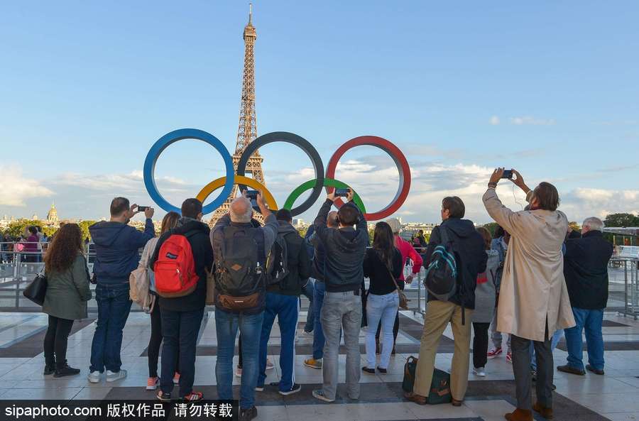 巴黎申奧成功 埃菲爾鐵塔旁奧運五環(huán)吸引眾多游客拍照留念
