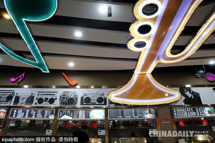 鄭州高?，F(xiàn)“最美”學(xué)生餐廳 音樂(lè)主題扮靚飯?zhí)?/></a></p>

<p>2017年9月21日，河南鄭州，河南牧業(yè)經(jīng)濟(jì)學(xué)院學(xué)生食堂在新學(xué)期華麗變身，這處高大上的“最美餐廳”主打音樂(lè)主題，樂(lè)譜音符吊頂、留聲機(jī)裝飾、舒緩的背景音樂(lè)，音樂(lè)元素?zé)o處不在，餐廳中央還有一處小舞臺(tái)，設(shè)置了架子鼓、麥克風(fēng)供學(xué)生自由使用。</p>
</div>

<div width=