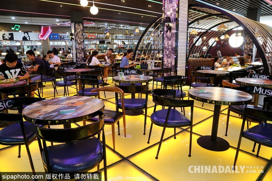 鄭州高?，F(xiàn)“最美”學(xué)生餐廳 音樂(lè)主題扮靚飯?zhí)?/></a></p>

<p>2017年9月21日，河南鄭州，河南牧業(yè)經(jīng)濟(jì)學(xué)院學(xué)生食堂在新學(xué)期華麗變身，這處高大上的“最美餐廳”主打音樂(lè)主題，樂(lè)譜音符吊頂、留聲機(jī)裝飾、舒緩的背景音樂(lè)，音樂(lè)元素?zé)o處不在，餐廳中央還有一處小舞臺(tái)，設(shè)置了架子鼓、麥克風(fēng)供學(xué)生自由使用。</p>
</div>

<div width=