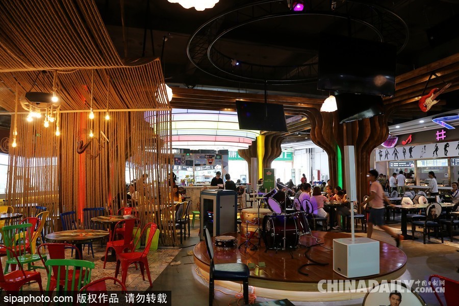 鄭州高?，F(xiàn)“最美”學(xué)生餐廳 音樂主題扮靚飯?zhí)?/></a></p>

<p>2017年9月21日，河南鄭州，河南牧業(yè)經(jīng)濟學(xué)院學(xué)生食堂在新學(xué)期華麗變身，這處高大上的“最美餐廳”主打音樂主題，樂譜音符吊頂、留聲機裝飾、舒緩的背景音樂，音樂元素?zé)o處不在，餐廳中央還有一處小舞臺，設(shè)置了架子鼓、麥克風(fēng)供學(xué)生自由使用。</p>
</div>

<div width=