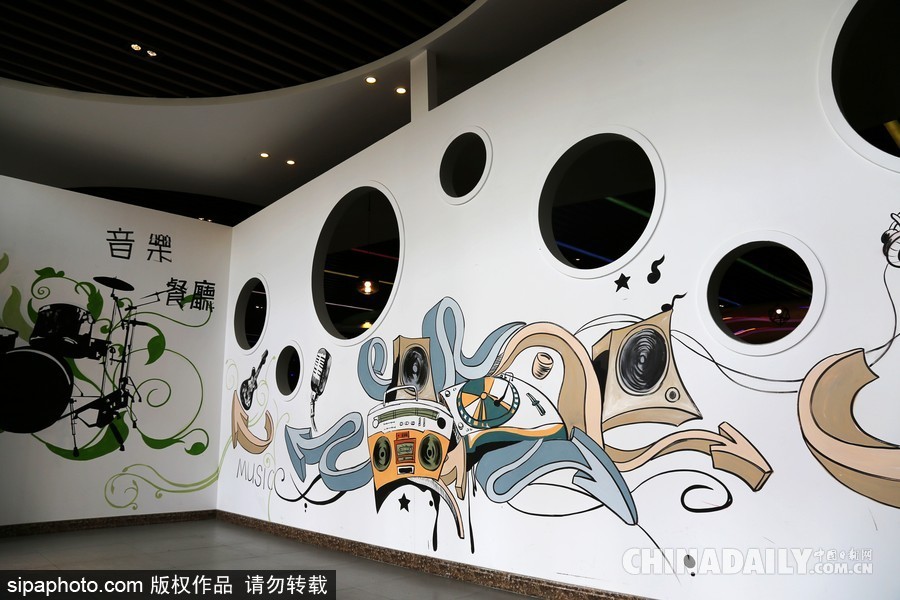 鄭州高?，F(xiàn)“最美”學(xué)生餐廳 音樂主題扮靚飯?zhí)?/></a></p>

<p>2017年9月21日，河南鄭州，河南牧業(yè)經(jīng)濟(jì)學(xué)院學(xué)生食堂在新學(xué)期華麗變身，這處高大上的“最美餐廳”主打音樂主題，樂譜音符吊頂、留聲機(jī)裝飾、舒緩的背景音樂，音樂元素?zé)o處不在，餐廳中央還有一處小舞臺，設(shè)置了架子鼓、麥克風(fēng)供學(xué)生自由使用。</p>
</div>

<div width=