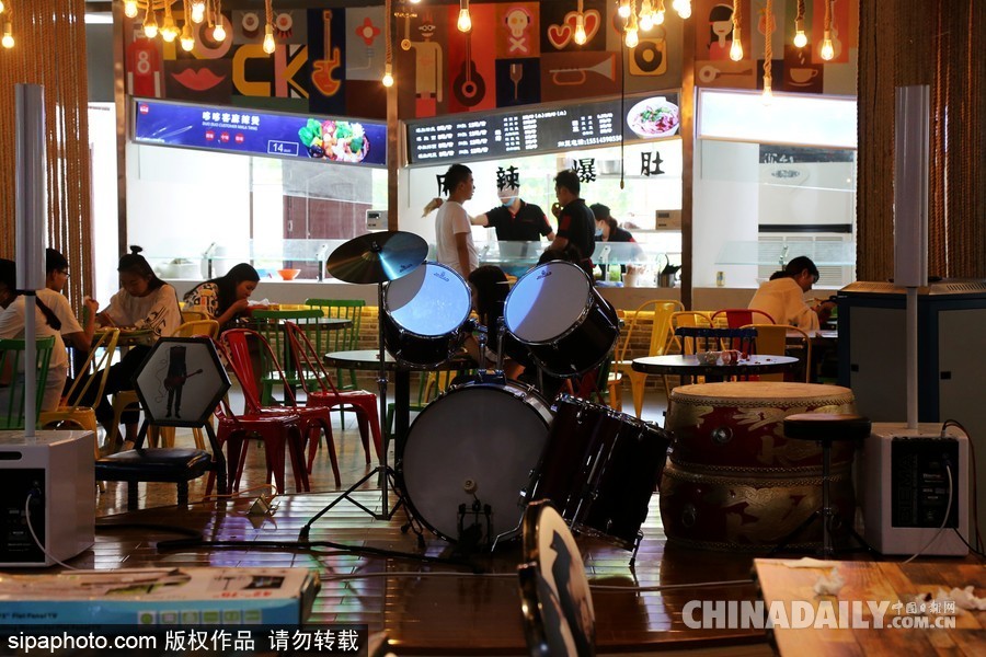 鄭州高?，F(xiàn)“最美”學(xué)生餐廳 音樂(lè)主題扮靚飯?zhí)?/></a></p>

<p>2017年9月21日，河南鄭州，河南牧業(yè)經(jīng)濟(jì)學(xué)院學(xué)生食堂在新學(xué)期華麗變身，這處高大上的“最美餐廳”主打音樂(lè)主題，樂(lè)譜音符吊頂、留聲機(jī)裝飾、舒緩的背景音樂(lè)，音樂(lè)元素?zé)o處不在，餐廳中央還有一處小舞臺(tái)，設(shè)置了架子鼓、麥克風(fēng)供學(xué)生自由使用。</p>
</div>

<div width=