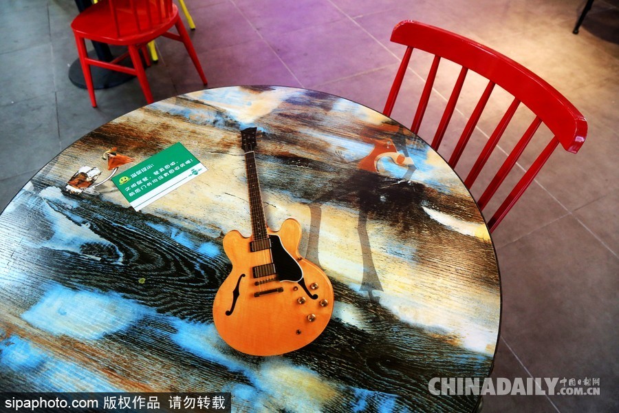 鄭州高?，F(xiàn)“最美”學(xué)生餐廳 音樂主題扮靚飯?zhí)?/></a></p>

<p>2017年9月21日，河南鄭州，河南牧業(yè)經(jīng)濟學(xué)院學(xué)生食堂在新學(xué)期華麗變身，這處高大上的“最美餐廳”主打音樂主題，樂譜音符吊頂、留聲機裝飾、舒緩的背景音樂，音樂元素?zé)o處不在，餐廳中央還有一處小舞臺，設(shè)置了架子鼓、麥克風(fēng)供學(xué)生自由使用。</p>
</div>

<div width=