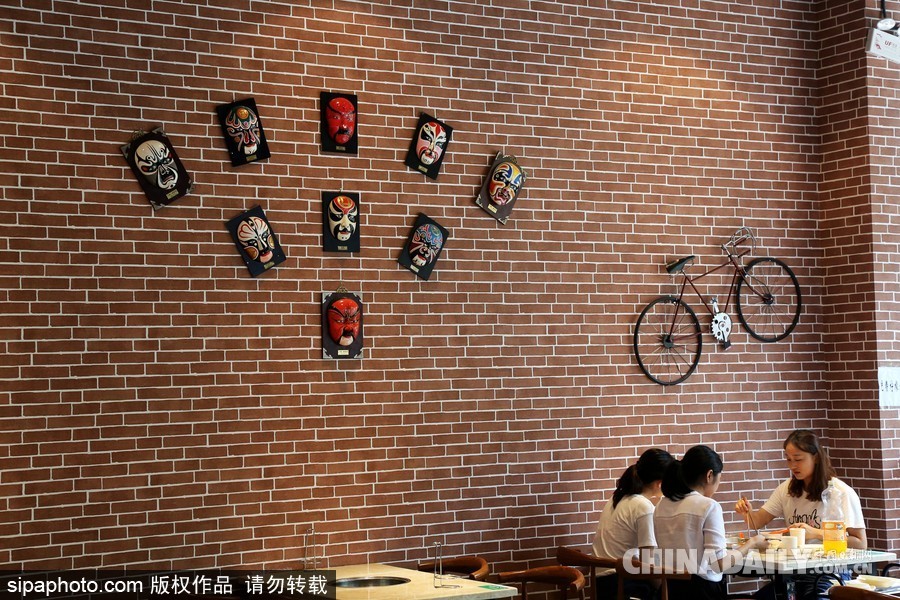鄭州高?，F(xiàn)“最美”學(xué)生餐廳 音樂(lè)主題扮靚飯?zhí)?/></a></p>

<p>2017年9月21日，河南鄭州，河南牧業(yè)經(jīng)濟(jì)學(xué)院學(xué)生食堂在新學(xué)期華麗變身，這處高大上的“最美餐廳”主打音樂(lè)主題，樂(lè)譜音符吊頂、留聲機(jī)裝飾、舒緩的背景音樂(lè)，音樂(lè)元素?zé)o處不在，餐廳中央還有一處小舞臺(tái)，設(shè)置了架子鼓、麥克風(fēng)供學(xué)生自由使用。</p>
</div>

<div width=