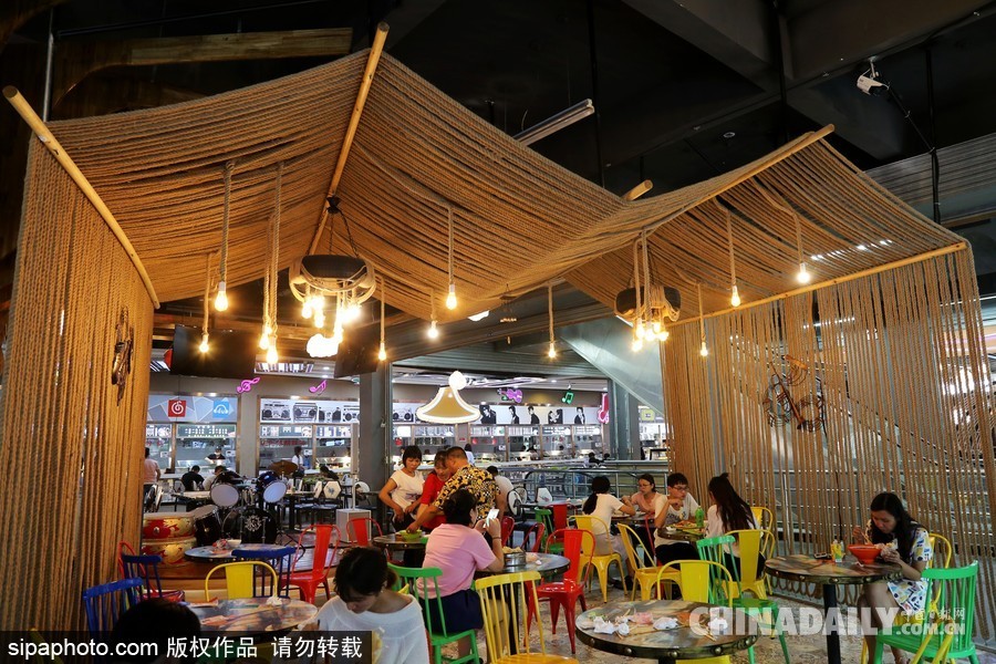 鄭州高?，F(xiàn)“最美”學(xué)生餐廳 音樂(lè)主題扮靚飯?zhí)?/></p>

<p>2017年9月21日，河南鄭州，河南牧業(yè)經(jīng)濟(jì)學(xué)院學(xué)生食堂在新學(xué)期華麗變身，這處高大上的“最美餐廳”主打音樂(lè)主題，樂(lè)譜音符吊頂、留聲機(jī)裝飾、舒緩的背景音樂(lè)，音樂(lè)元素?zé)o處不在，餐廳中央還有一處小舞臺(tái)，設(shè)置了架子鼓、麥克風(fēng)供學(xué)生自由使用。</p>
</div>

<div width=