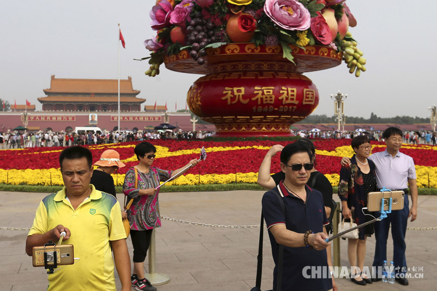 中外游客與天安門(mén)廣場(chǎng)“花果籃”合影