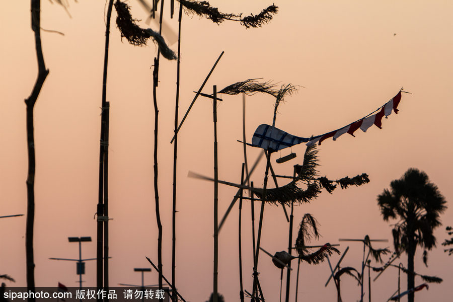 印尼迎來傳統(tǒng)風(fēng)車節(jié) 風(fēng)帆舞動(dòng)夕陽(yáng)剪影下美如畫