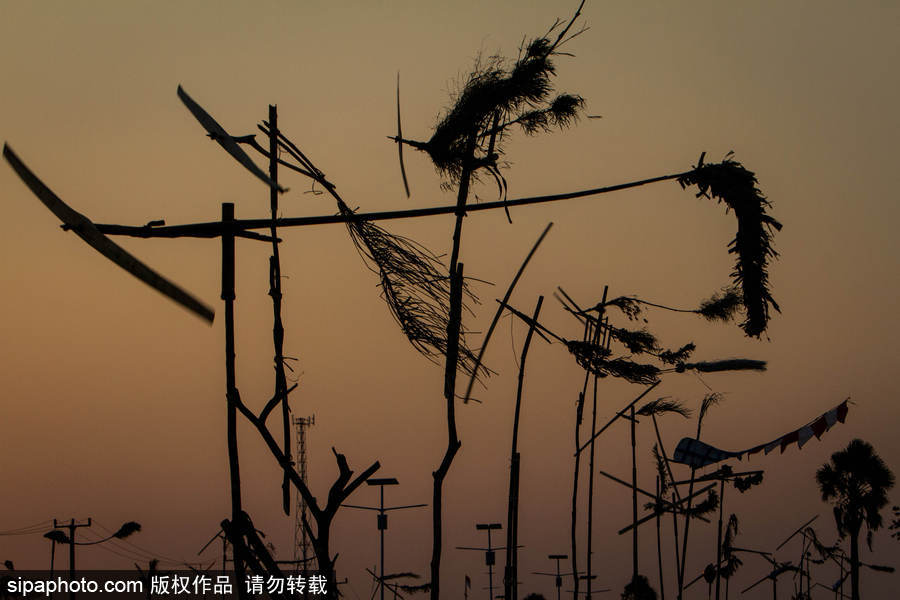 印尼迎來(lái)傳統(tǒng)風(fēng)車節(jié) 風(fēng)帆舞動(dòng)夕陽(yáng)剪影下美如畫