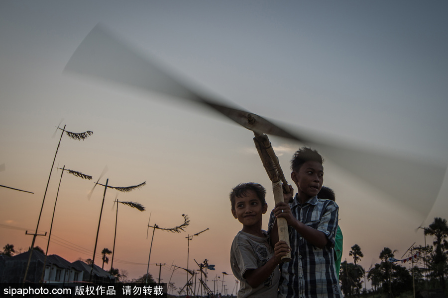 印尼迎來(lái)傳統(tǒng)風(fēng)車節(jié) 風(fēng)帆舞動(dòng)夕陽(yáng)剪影下美如畫(huà)
