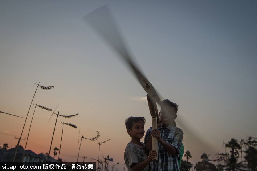 印尼迎來(lái)傳統(tǒng)風(fēng)車節(jié) 風(fēng)帆舞動(dòng)夕陽(yáng)剪影下美如畫(huà)
