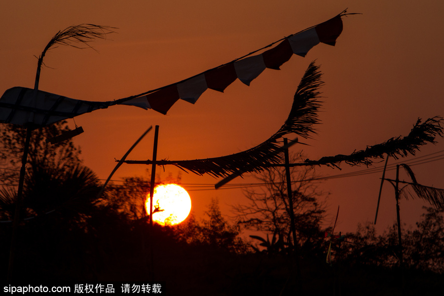 印尼迎來(lái)傳統(tǒng)風(fēng)車節(jié) 風(fēng)帆舞動(dòng)夕陽(yáng)剪影下美如畫