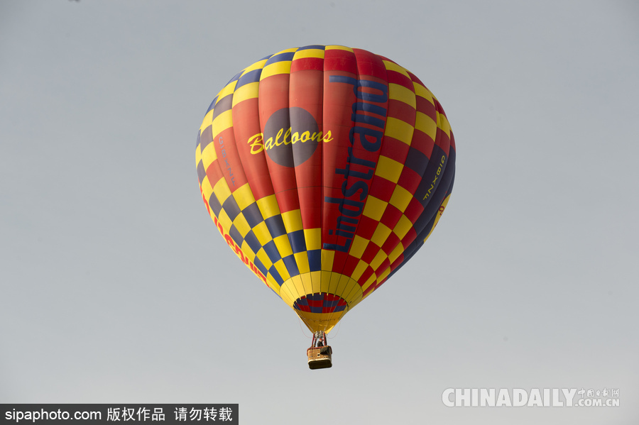 愛爾蘭舉行熱氣球錦標(biāo)賽 色彩點(diǎn)綴天空場景浪漫