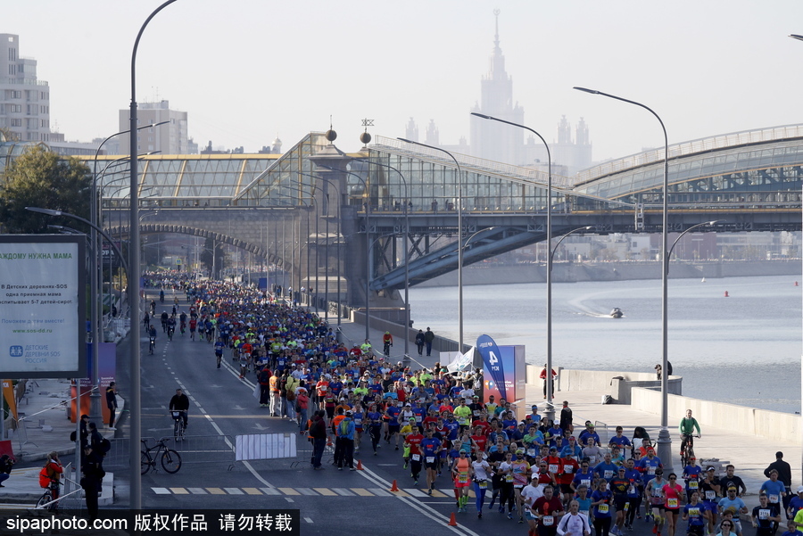 2017莫斯科馬拉松盛大開(kāi)跑 超3萬(wàn)人參賽跑遍各大名勝古跡