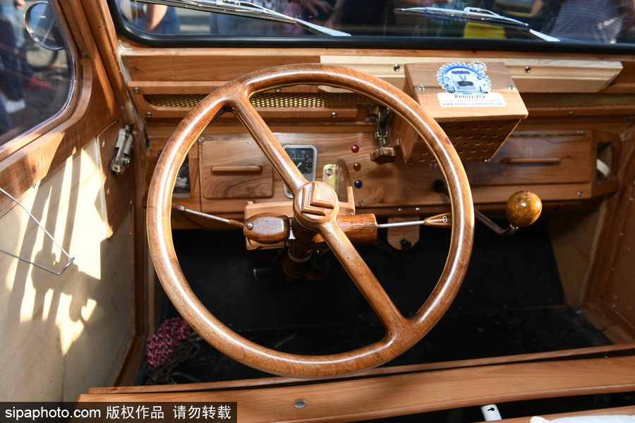 法國(guó)退休木工手工打造木制老爺車 自帶引擎上路超拉風(fēng)