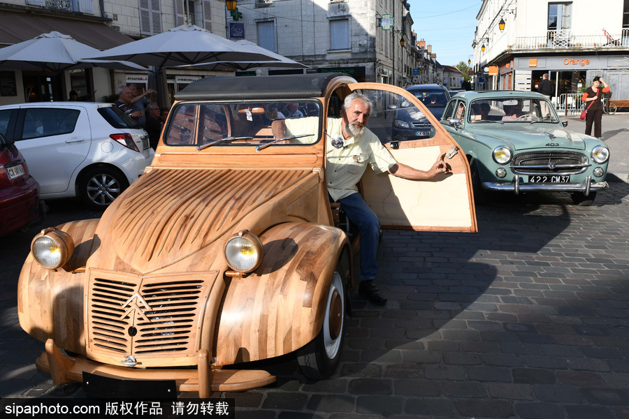 法國(guó)退休木工手工打造木制老爺車 自帶引擎上路超拉風(fēng)