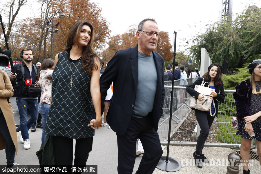 《這個殺手不太冷》男星讓·雷諾攜妻巴黎觀秀 難抵歲月顯老態(tài)