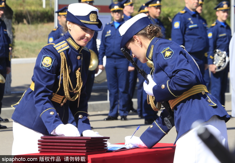 俄羅斯女飛行員宣誓儀式 個個顏值不輸空姐