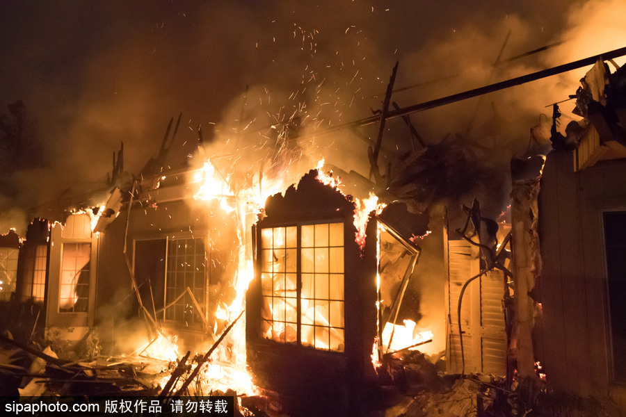 美國(guó)多地遭山火侵襲 圣羅莎希爾頓酒店“葬身火海”