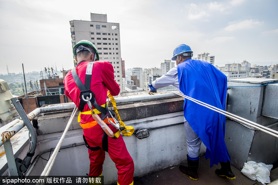 暖！擦玻璃工人扮“蜘蛛俠”3年 哄生病兒童開心