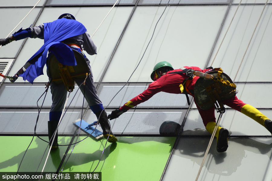 暖！擦玻璃工人扮“蜘蛛俠”3年 哄生病兒童開心