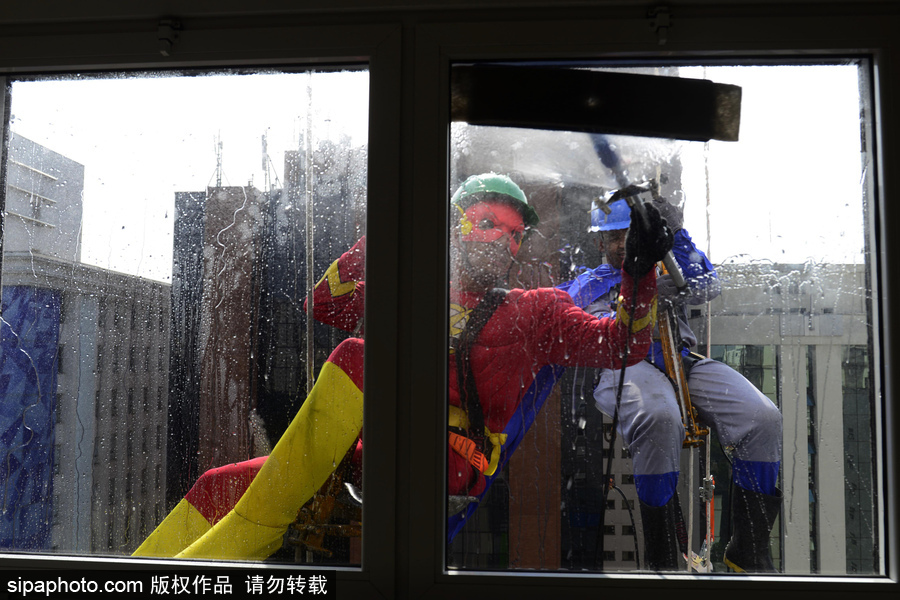 暖！擦玻璃工人扮“蜘蛛俠”3年 哄生病兒童開(kāi)心