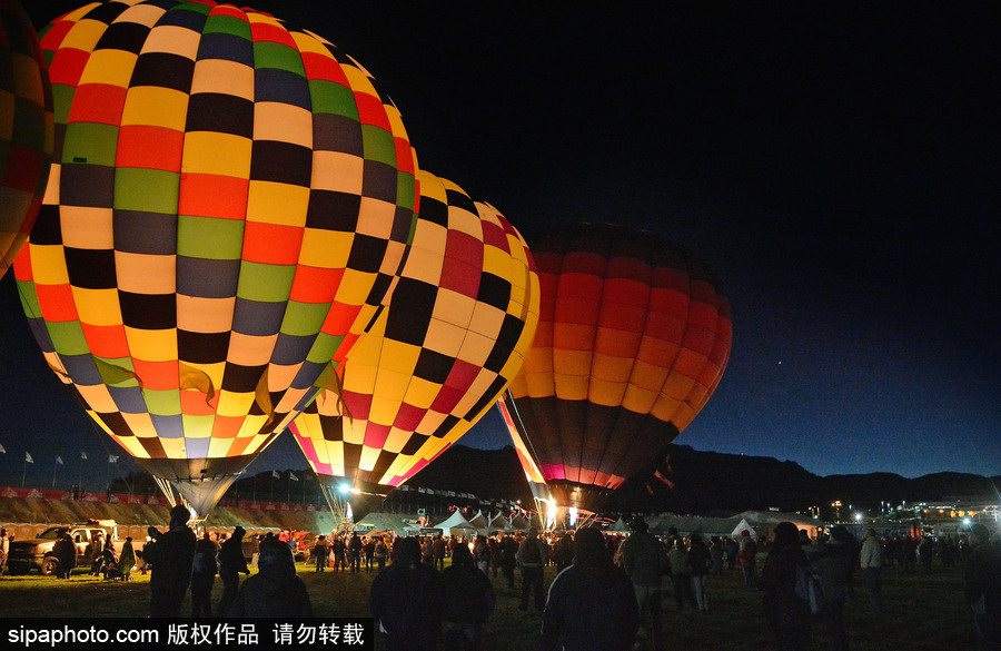 阿布奎基國(guó)際熱氣球節(jié)持續(xù)進(jìn)行中 色彩斑斕點(diǎn)綴天空