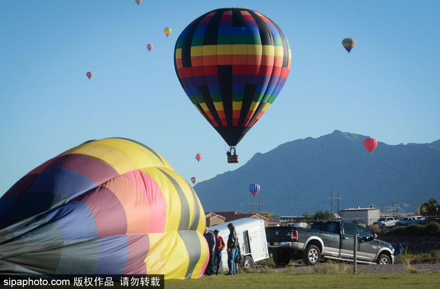 阿布奎基國際熱氣球節(jié)持續(xù)進(jìn)行中 色彩斑斕點綴天空