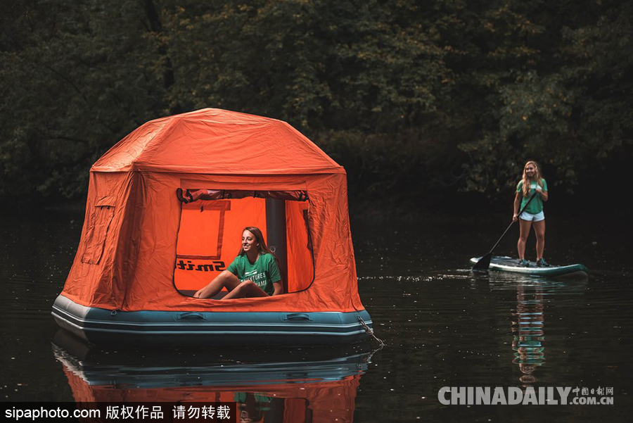 誰說露營只能在地面？水上帳篷問世讓你躺在水面看星星