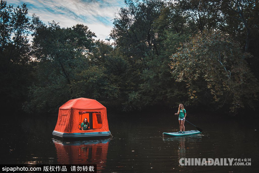 誰說露營只能在地面？水上帳篷問世讓你躺在水面看星星