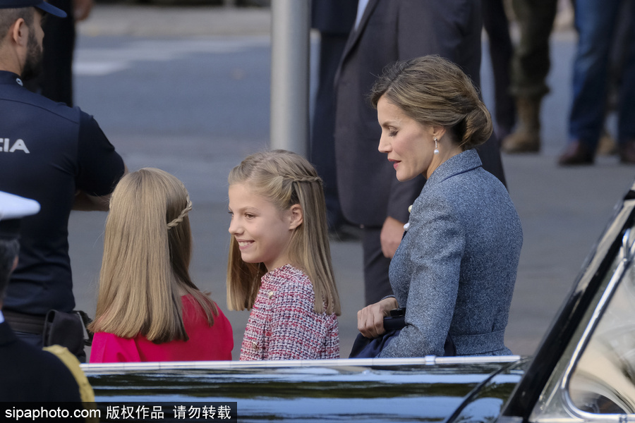 西班牙舉行閱兵活動(dòng)慶祝國慶日 兩名小公主甜美可人