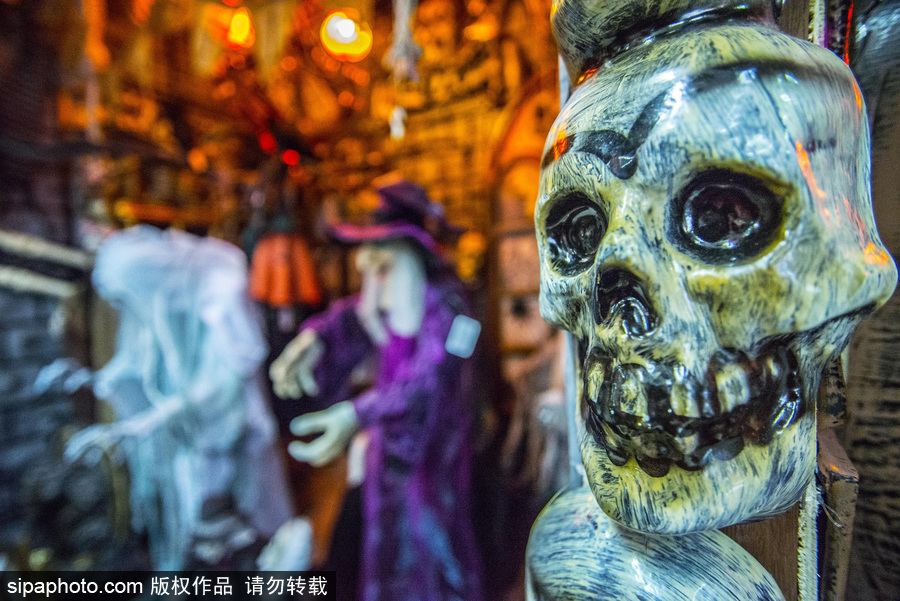 圣保羅街頭萬(wàn)圣節(jié)氣息濃厚 各色飾品恐怖搶眼