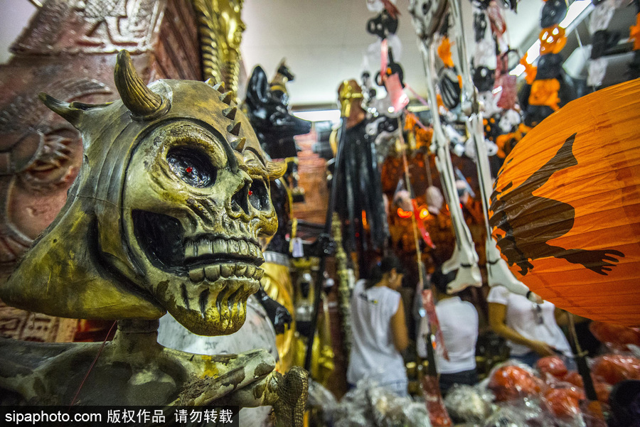 圣保羅街頭萬(wàn)圣節(jié)氣息濃厚 各色飾品恐怖搶眼