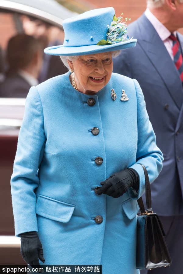 英國女王伊麗莎白二世到訪騎兵隊 身著天藍(lán)色風(fēng)衣面露微笑