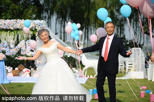 重陽節(jié)盡顯恩愛 杭州12對金婚老人走上紅毯