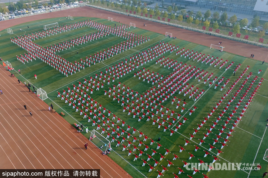 山東濱州：1600名老人跳廣場(chǎng)舞擺出“中國(guó)” 場(chǎng)面壯觀