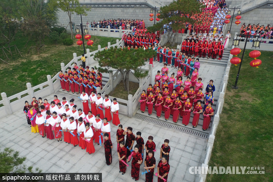 山東濱州：驚艷重陽(yáng)節(jié) 千名中老年旗袍愛(ài)好者走秀