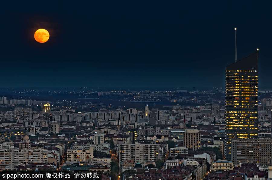 美得像油畫(huà) 法國(guó)里昂橙色“狩獵月”當(dāng)空