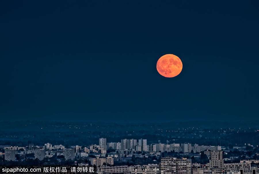 美得像油畫(huà) 法國(guó)里昂橙色“狩獵月”當(dāng)空