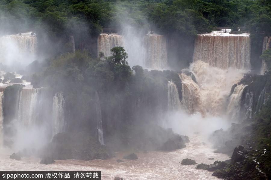 超震撼壯觀！大雨侵襲 伊瓜蘇瀑布流量達(dá)往日三倍