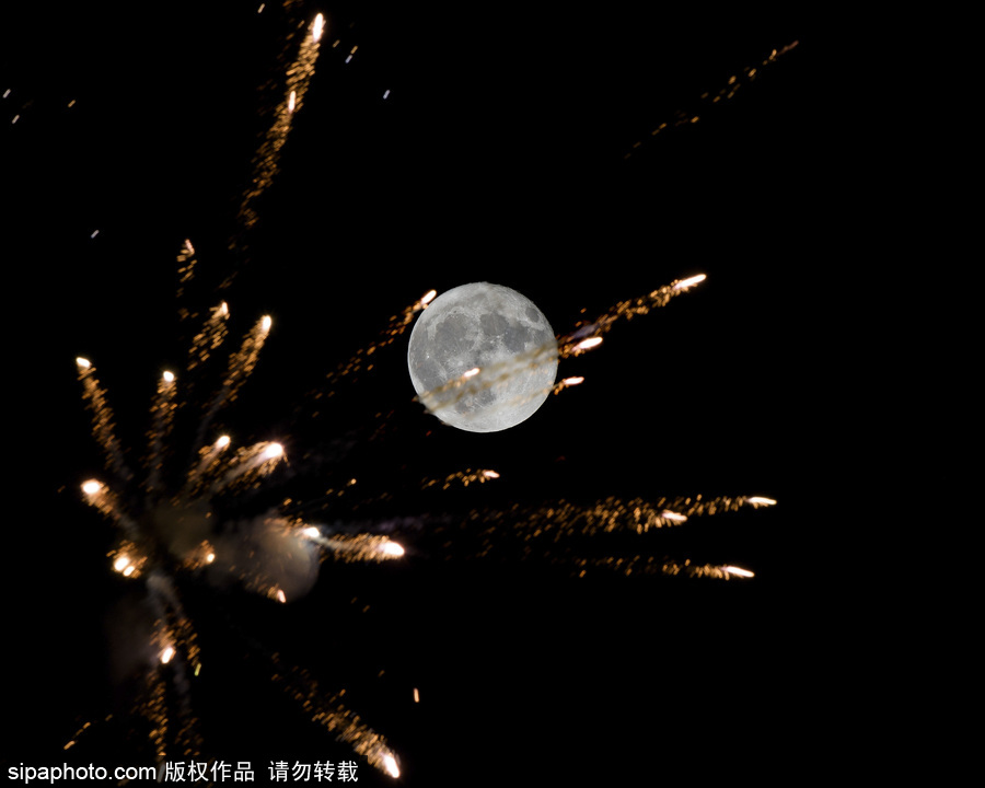 最完美的搭配 英國(guó)牛津郡明月與煙火點(diǎn)亮夜空