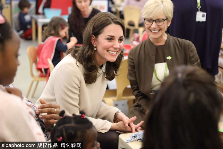 凱特王妃到訪英國一兒童中心 與萌娃互動友愛十足