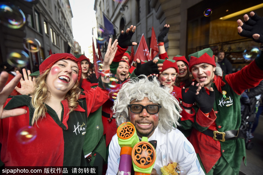 英國(guó)舉行年度“玩具大游行” 數(shù)百卡通人物大鬧街頭