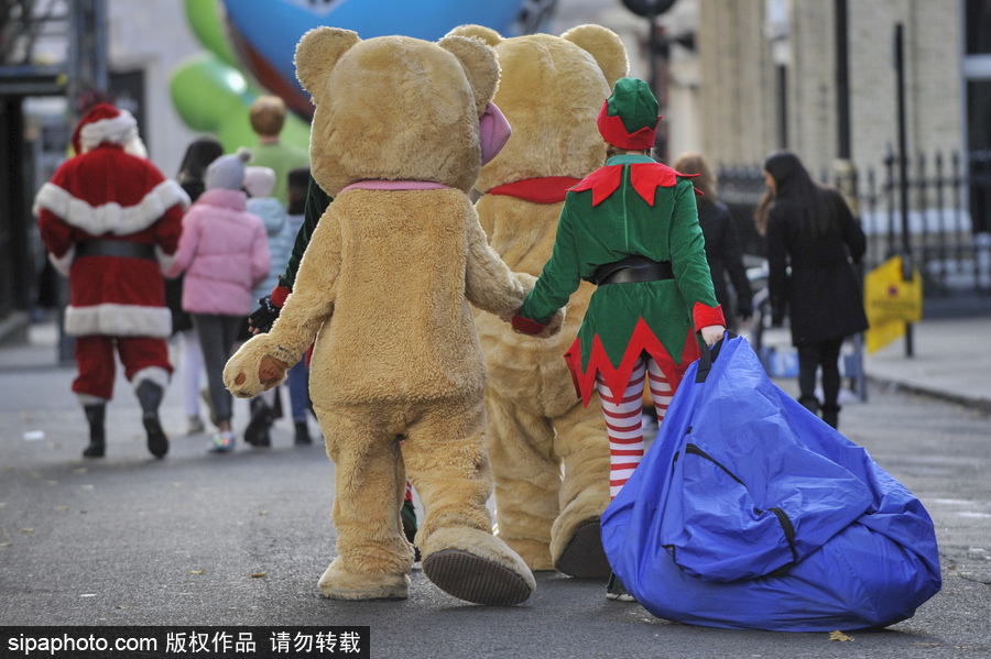 英國舉行年度“玩具大游行” 數(shù)百卡通人物大鬧街頭
