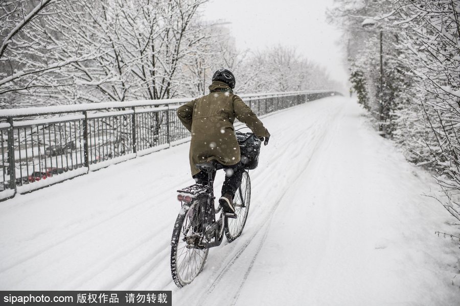 瑞典迎來今年第一場降雪 嚴(yán)重影響當(dāng)?shù)亟煌?/></p>

<p align=